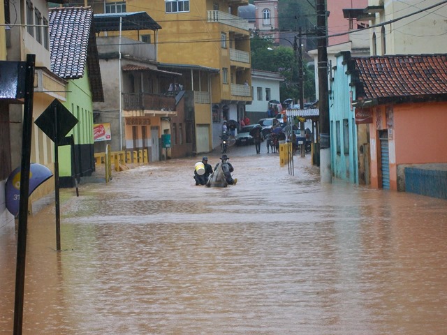 A enchente impedia a passagem de um lado a outro da cidade. 